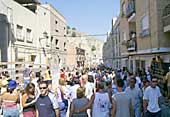 Multitud en la calle Barrio Nuevo