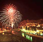 Castillo de fuegos artificiales en el barrio de El Runes