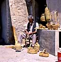 Artesano trenzando esparto