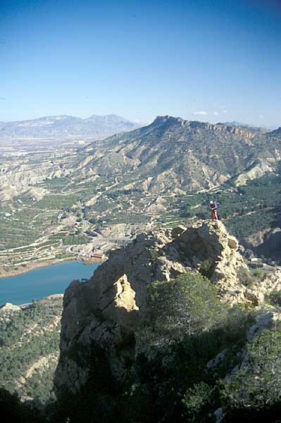 Alpinista en lo alto de la "Ventanica" de Ojós