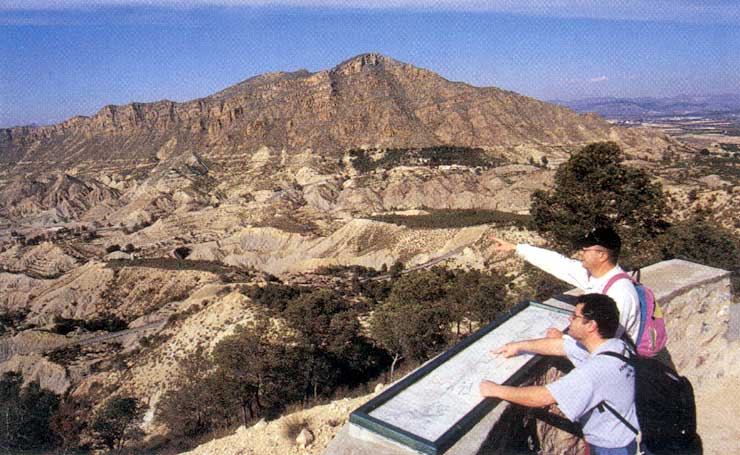 Otro mirador en el P.R. 1, con la Hoya de S. Roque (barrancos) y el Solán al fondo
