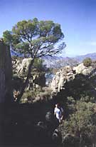 Antes de alcanzar la cumbre, se pasa por este pasillo de roca