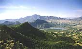 Desde la cumbre se contempla Blanca, el embalse y la sierra de Ricote