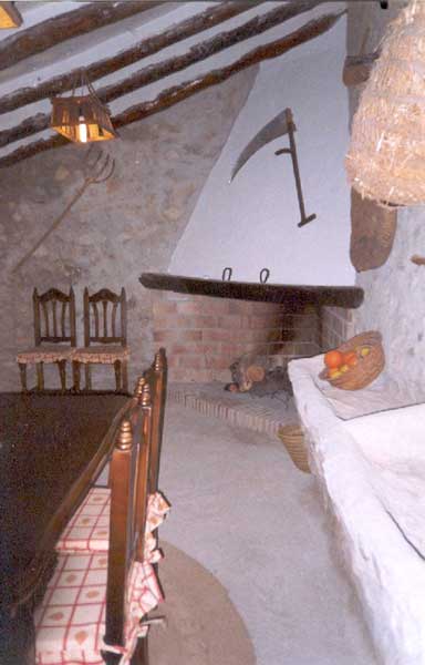 Salón comedor con cocina de leña