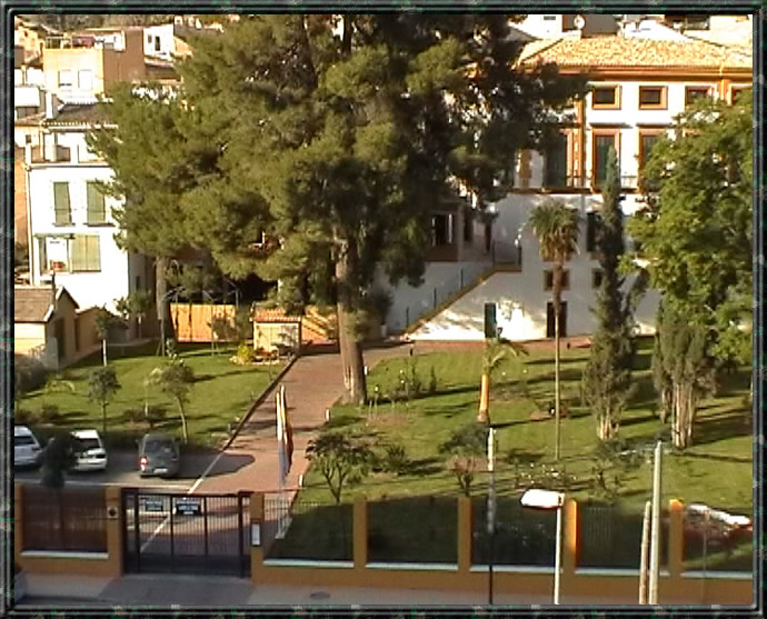 Entrada principal, con jardines y aparcamiento
