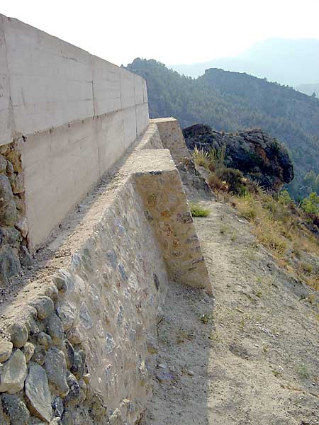 Muralla lateral reconstruida