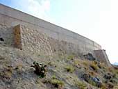 Muralla lateral reconstruida